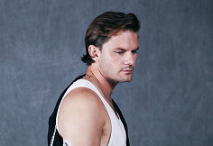 Jeremy Irvine'as