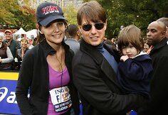 Katie Holmes ir Tomas Cruise'as su dukrele Suri.