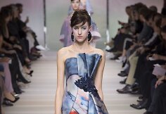 &bdquo;Giorgio Armani Priv&eacute;&ldquo; 2018 m. pavasario ir vasaros auk&scaron;tosios mados kolekcijos modelis