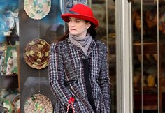 Leighton Meester &bdquo;Gossip Girl&ldquo; filmavimo aik&scaron;telėje (2011 m.)