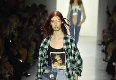 &bdquo;Jeremy Scott&ldquo; 2019 m. pavasario ir vasaros kolekcijos modelis