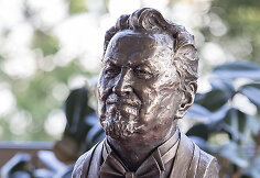 Lietuvos nacionalinio operos ir baleto teatro fojė i&scaron;kilmingai atidengtas Virgilijaus Noreikos memorialinis biustas