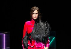 &bdquo;Emporio Armani&ldquo; 2021&ndash;2022 m. rudens ir žiemos kolekcijos modelis