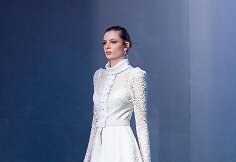 &bdquo;Elie Saab&ldquo; 2021&ndash;2022 m. rudens ir žiemos kolekcijos modelis