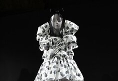 &bdquo;Giambattista Valli&ldquo; 2019&ndash;2020 m. rudens ir žiemos auk&scaron;tosios mados kolekcijos modelis