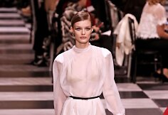 &bdquo;Christian Dior Haute Couture&ldquo; 2018 m. pavasario ir vasaros kolekcijos modelis