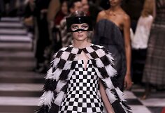 &bdquo;Christian Dior Haute Couture&ldquo; 2018 m. pavasario ir vasaros kolekcijos modelis