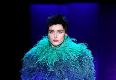 &bdquo;Armani Priv&eacute;&ldquo; 2015 m. rudens kolekcijos modelis