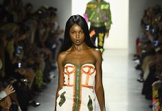 &bdquo;Jeremy Scott&ldquo; 2019 m. pavasario ir vasaros kolekcijos modelis