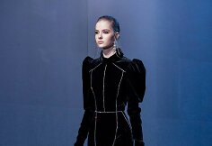 &bdquo;Elie Saab&ldquo; 2021&ndash;2022 m. rudens ir žiemos kolekcijos modelis