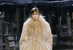 &bdquo;Fendi&ldquo; 2021&ndash;2022 m. rudens ir žiemos kolekcijos modelis