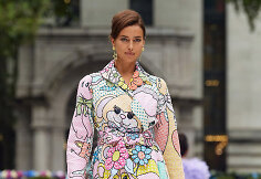 „Moschino“ 2022 m. pavasario ir vasaros kolekcijos modelis