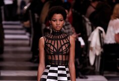 &bdquo;Christian Dior Haute Couture&ldquo; 2018 m. pavasario ir vasaros kolekcijos modelis