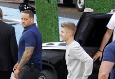 Justinas Bieberis su savo asmens sargybiniu