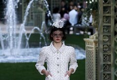 &bdquo;Chanel Haute Couture&ldquo; pavasario ir vasaros kolekcijos modelis 