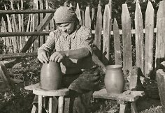 Moteris žiedžia puodą Rimašių kaimas 1951. Fot. Vacys Milius