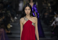 &bdquo;Valentino&ldquo; 2022 m. pavasario ir vasaros kolekcijos modelis