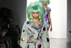 &bdquo;Jeremy Scott&ldquo; 2020 m. pavasario ir vasaros kolekcijos modelis