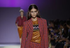 &bdquo;Versace&ldquo; 2019 m. pavasario ir vasaros kolekcijos modelis