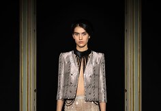 &bdquo;Giorgio Armani Priv&eacute;&ldquo; 2021 m. pavasario ir vasaros auk&scaron;tosios mados kolekcijos modelis