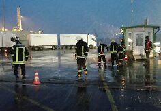 Incidentas perkėloje &ndash; važiuodamas į keltą vilkikas užkliuvo už stulpelio, pradūrė kuro baką