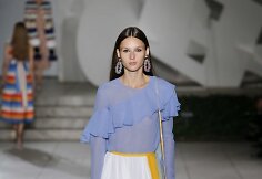 &bdquo;Carolina Herrera&ldquo; 2018 m. pavasario ir vasaros kolekcijos modelis