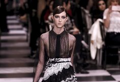 &bdquo;Christian Dior Haute Couture&ldquo; 2018 m. pavasario ir vasaros kolekcijos modelis