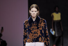 Mary Katrantzou 2015-2016 m. rudens-žiemos kolekcijos modelis