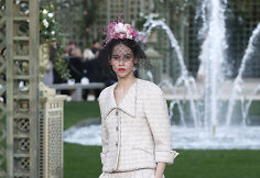 &bdquo;Chanel Haute Couture&ldquo; pavasario ir vasaros kolekcijos modelis 