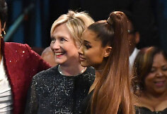 Hillary Clinton ir Ariana Grande
