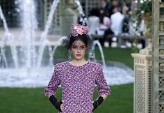 &bdquo;Chanel Haute Couture&ldquo; pavasario ir vasaros kolekcijos modelis 