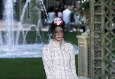 &bdquo;Chanel Haute Couture&ldquo; pavasario ir vasaros kolekcijos modelis 