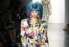&bdquo;Jeremy Scott&ldquo; 2020 m. pavasario ir vasaros kolekcijos modelis