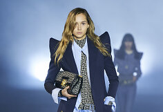 &bdquo;Balmain&ldquo; 2021 m. pavasario ir vasaros kolekcijos modelis