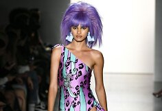 &bdquo;Jeremy Scott&ldquo; 2020 m. pavasario ir vasaros kolekcijos modelis