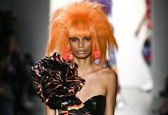 &bdquo;Jeremy Scott&ldquo; 2020 m. pavasario ir vasaros kolekcijos modelis