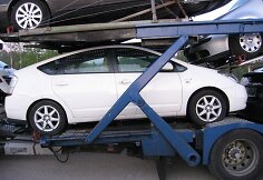 Automobiliai ant autovežio 
