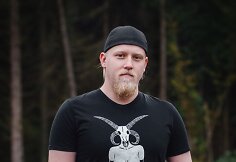 Linas &Scaron;altis su Vaivos tapytais mar&scaron;kinėliais