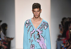 &bdquo;Jeremy Scott&ldquo; 2018 m. pavasario ir vasaros kolekcijos modelis