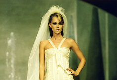 Kate Moss  vilki &bdquo;Chanel&ldquo; 1995 m. rudens-žiemos kolekcijos vestuvinę suknelę