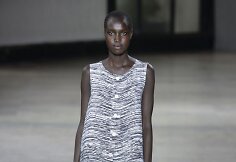 &bdquo;Issey Miyake&ldquo; 2019 m. pavasario ir vasaros kolekcijos modelis