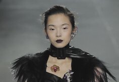 &bdquo;Rodarte&ldquo; 2016 m. rudens-žiemos kolekcijos modelis