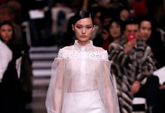&bdquo;Christian Dior Haute Couture&ldquo; 2018 m. pavasario ir vasaros kolekcijos modelis