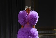 &bdquo;Giambattista Valli&ldquo; 2019&ndash;2020 m. rudens ir žiemos auk&scaron;tosios mados kolekcijos modelis