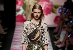 &bdquo;Blumarine&ldquo; 2020 m. pavasario ir vasaros kolekcijos modelis