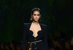 &bdquo;Versace&ldquo; 2020 m. pavasario ir vasaros kolekcija: Kaia Gerber