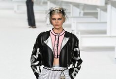 &bdquo;Chanel&ldquo; 2021 m. pavasario ir vasaros kolekcijos modelis