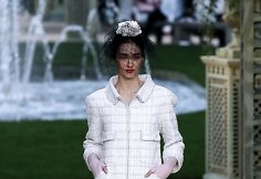 &bdquo;Chanel Haute Couture&ldquo; pavasario ir vasaros kolekcijos modelis 