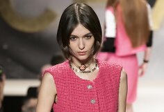 &bdquo;Chanel&ldquo; 2022 m. pavasario ir vasaros kolekcijos modelis