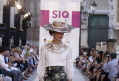 Dizainerės Rimos Pocevičienės proginių drabužių kolekcijos modelis